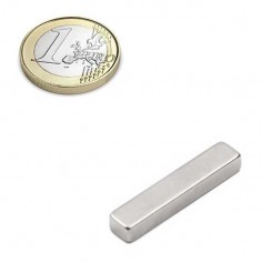 Imán neodimio bloque 35x7x5 mm - comparativa con moneda.
