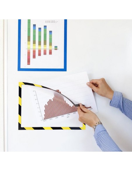 Marco magnético para formato A4 amarillo/negro - vista en pared