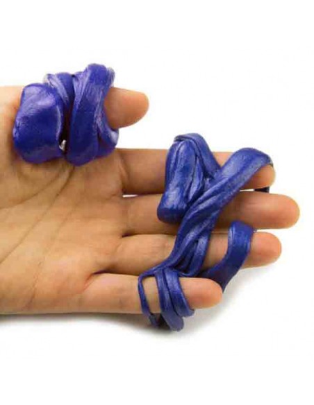 Plastilina magnética color azul en mano