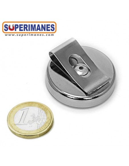 IMÁN PARA ABREBOTELLAS. Comparación tamaño con moneda.